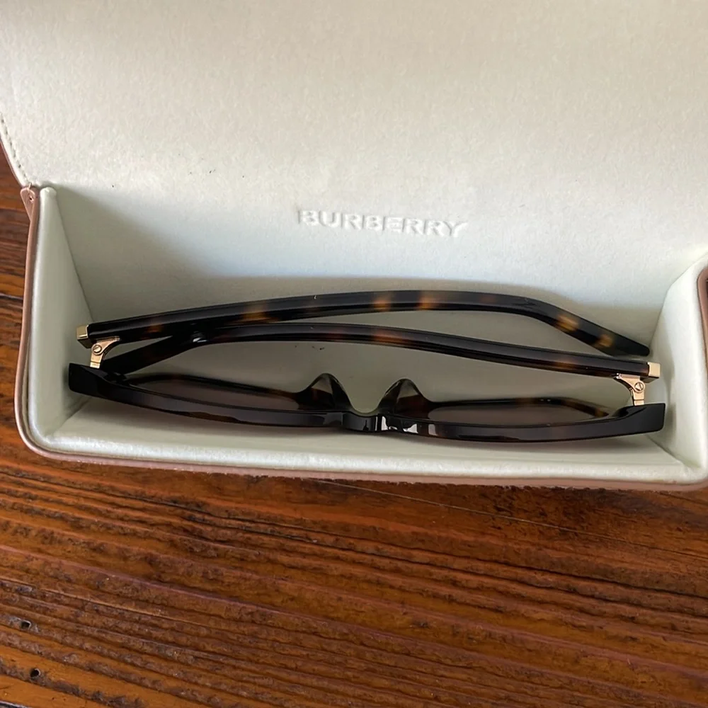 BURBERRY Leather Sunglasses Case fits oversized glasses in Tan and Velvet Cream